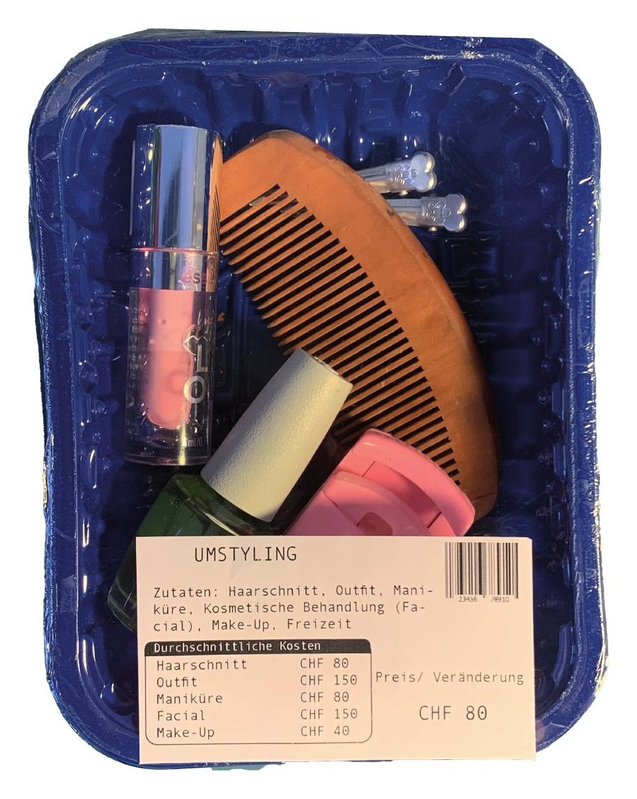 tray Umstyling: lip gloss, wooden comb, nail polish, eyelash curler, price label CHF 80 per change